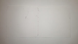 Ein leeres, leicht strukturiertes Blatt weißes Papier mit schwachen Bleistiftmarkierungen und kleinen Punkten, zentriert auf einem schlichten weißen Hintergrund.