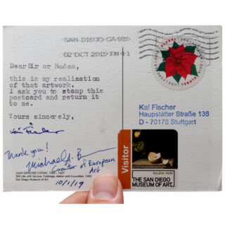 Eine Hand hält eine frankierte Postkarte, adressiert an Kai Fischer in Deutschland, mit getipptem Text, Unterschriften, einer US-Blumenbriefmarke und einem Besucherausweis des San Diego Museum of Art.