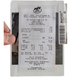 Eine Nahaufnahme eines deutschen Supermarktbelegs von HIT Stuttgart, auf dem gekaufte Artikel, Preise, Datum, Uhrzeit und Parkinformationen angezeigt werden.
