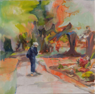 Eine ältere Person steht auf einem geschwungenen Weg in einem Park, umgeben von bunten Bäumen und Blumen, im Stil eines impressionistischen Gemäldes.