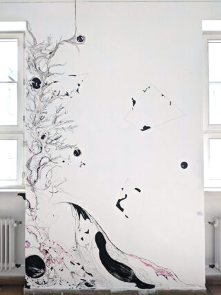 Abstrakte schwarze und rosafarbene Tuschezeichnung auf einer weißen Wand zwischen zwei Fenstern, mit organischen Linien, Formen und geometrischen Formen, die über die Oberfläche verstreut sind.