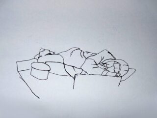 Strichzeichnung einer Person, die auf der Seite auf einem Bett oder einer Oberfläche liegt, mit einer Decke bedeckt, mit einem runden Objekt und rechteckigen Formen in der Nähe.