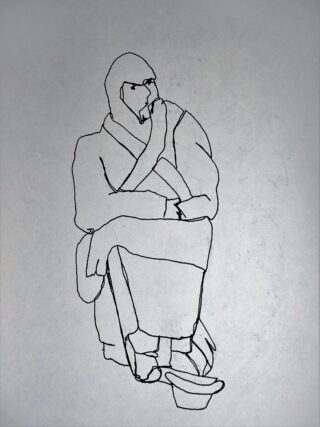 Strichzeichnung einer sitzenden Person in einem Kapuzenmantel mit verschränkten Armen und Beinen, die zur Seite blickt und vor sich eine Schüssel auf dem Boden abgestellt hat.