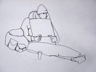 Strichzeichnung einer Person, die barfuß auf dem Boden sitzt, ein leeres Schild hält, neben sich eine Tasche und auf dem Boden eine Tasse.