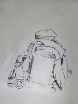 Bleistiftskizze eines Stapels, der einen Mantel mit Pelzkragen, eine Schirmmütze und verschiedene gerollte Papiere oder Röhren auf einem einfachen Hintergrund umfasst.