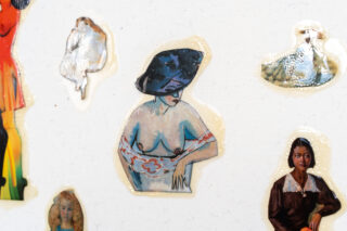 Verschiedene ausgeschnittene Bilder gemalter und fotografierter Frauen, darunter eine barbusige Figur mit Hut, auf einem weißen Hintergrund befestigt.