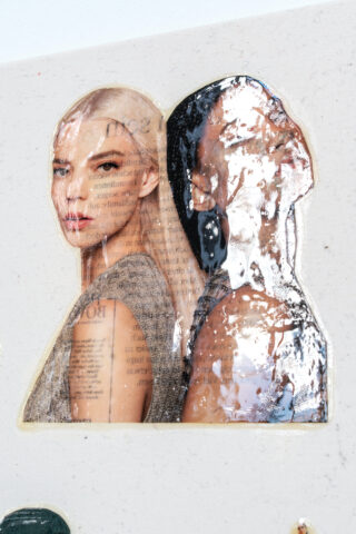 Eine glänzende, teilweise verzerrte Fotoübertragung von zwei Frauen, die Rücken an Rücken stehen, eine nach vorne und die andere nach oben gerichtet, mit sichtbarem Text über ihren Bildern.