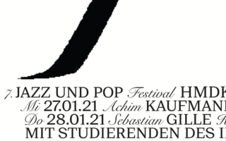 Schwarzer abstrakter Pinselstrich über deutschem Text mit Veranstaltungsdetails für ein Jazz- und Popfestival, einschließlich Daten und Namen der Künstler.
