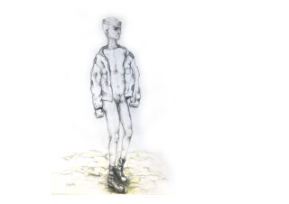 Eine Bleistiftskizze einer stehenden Person mit Mütze, offener Jacke, Stiefeln und sonst keiner Kleidung auf einer strukturierten Oberfläche mit weißem Hintergrund.