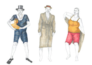 Drei Personen in Vintage-Badebekleidung: eine in einem gestreiften Anzug mit einer Gummiente, eine in Bademantel und Hut und eine in einem Tanktop und roten Shorts und hält ein Handtuch.