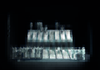 Eine Gruppe kleiner, weißer Figuren steht und sitzt in einer dunklen, minimalistischen Umgebung um eine Reihe großer, metallischer Rutschen herum.