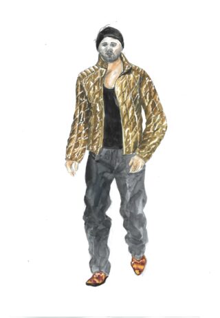 Eine Person, die eine goldene Steppjacke, ein schwarzes Hemd, dunkle Hosen, gemusterte Schuhe und ein schwarzes Stirnband trägt, steht vor einem weißen Hintergrund.