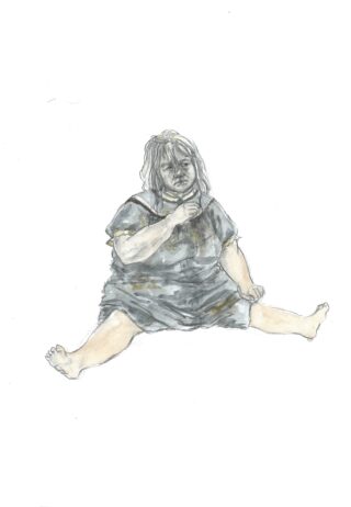 Ein Kind mit zerzaustem Haar sitzt mit gespreizten Beinen und einer Hand in der Nähe des Kinns auf dem Boden und trägt ein lockeres, dunkles Outfit.