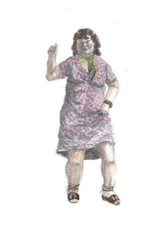 Eine Person in einem gemusterten rosa Kleid, einem grünen Schal und braunen Sandalen steht mit einem erhobenen Arm und der anderen Hand auf der Hüfte vor einem schlichten weißen Hintergrund.