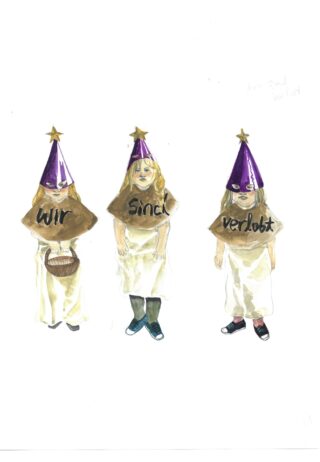 Drei Kinder stehen nebeneinander, jedes trägt eine lila Zipfelmütze, ein weißes Outfit und ein braunes Schild mit der Aufschrift „Wir“, „sind“ bzw. „verboten“.