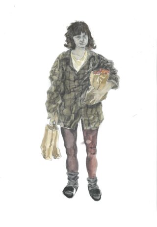 Eine Person mit lockigem Haar, die ein übergroßes kariertes Hemd, Shorts und Sandalen trägt, hält vor einem weißen Hintergrund zwei Einkaufstüten, eine in jeder Hand.