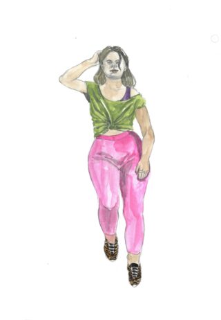 Eine Frau mit langen Haaren trägt ein grünes Knotentop, rosa Leggings und schwarze Schuhe und geht mit einer Hand am Kopf.