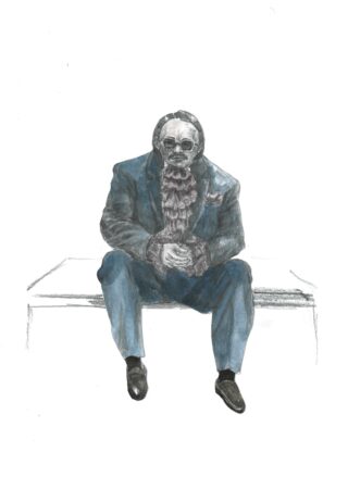 Eine Person in einem Anzug mit Rüschenhemd und Maske sitzt mit gefalteten Händen und gespreizten Beinen vor einem schlichten weißen Hintergrund auf einer Bank.