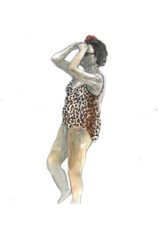 Eine Person in einem Badeanzug mit Leopardenmuster steht da und rückt ihre Schwimmbrille zurecht, wobei ein Bein leicht angewinkelt ist.