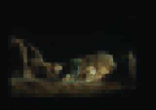 Ein Käfer läuft bei schwacher Beleuchtung auf einer felsigen, unebenen Oberfläche mit großen Felsformationen im Hintergrund.