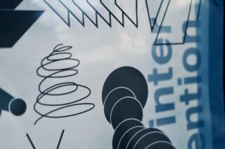 Abstrakte geometrische Formen, darunter Spiralen, Kreise und Linien, überlagert auf einem weißen Hintergrund mit teilweise sichtbarem blauen Text auf der rechten Seite.