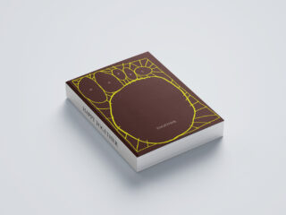 Ein Buch mit dem Titel „Happy Together“ mit einem braunen Einband mit abstrakter gelber Strichzeichnung und dem auf der Vorderseite aufgedruckten Wort „TOGETHER“.