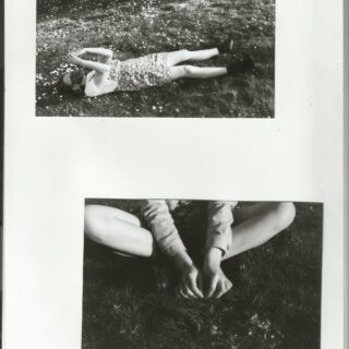 Schwarz-Weiß-Fotocollage: Das obere Bild zeigt eine Person, die im Gras liegt und die Arme vor dem Gesicht verbirgt; das untere Bild zeigt eine Person, die im Schneidersitz sitzt und die Hände gefaltet hat.