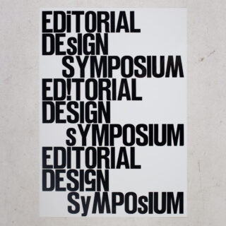 Poster mit dem wiederholten Satz „Editorial Design Symposium“ in fetten, schwarzen Großbuchstaben in drei übereinander gestapelten Reihen auf weißem Hintergrund.