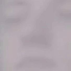 Eine Nahaufnahme des Gesichts einer Person mit geschlossenen Augen, die allmählich herauszoomt, um mehr Gesichtszüge vor einem blassen, neutralen Hintergrund sichtbar zu machen.