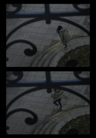 Auf zwei vertikal übereinander gestapelten Fotos ist eine Person in einem grünen Mantel und Turnschuhen zu sehen, die Betonstufen hinaufgeht. Die Aufnahme erfolgt von oben hinter einem dekorativen Metallgeländer.