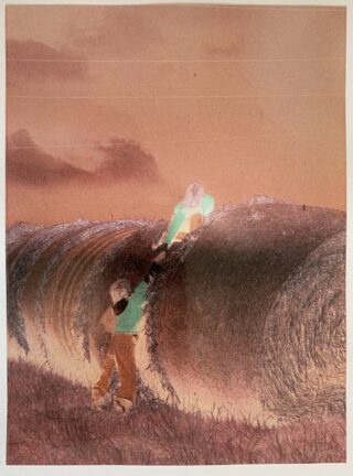 Zwei Personen klettern bei Sonnenuntergang auf einem Feld auf große, runde Heuballen, wobei einer dem anderen beim Hochsteigen hilft.