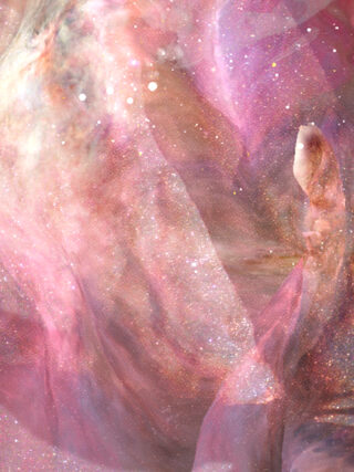 Ein wirbelnder rosa und violetter Nebel mit verstreuten hellen Sternen und Staubwolken im Weltraum.
