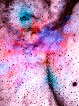 Farbenfroher Nebel in Rosa-, Blau- und Rottönen, umgeben von verstreuten Sternen und kosmischem Staub im Weltraum.