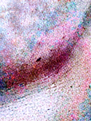 Eine Nahaufnahme einer strukturierten, mehrfarbigen Oberfläche mit markanter Maserung und sichtbaren Punkten, die Schattierungen von Rosa, Lila, Beige und Weiß aufweist.