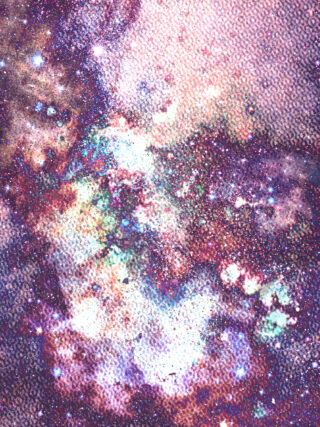 Eine farbenfrohe Darstellung einer Galaxie mit wirbelnden Sternenwolken, hellen Sternhaufen und Nebeln, die einer abstrakten kosmischen Szene ähnelt.