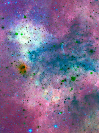 Farbenfroher Nebel im Weltraum mit Wolken aus rosa, blauem und grünem Gas und über das gesamte Bild verstreuten Sternen.