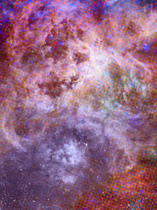 Farbenfrohes, digital verbessertes Bild eines Nebels im Weltraum mit wirbelnden Wolken aus Gas, Staub und hellen Sternen vor einem dunklen Hintergrund.