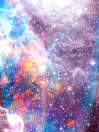 Farbenfroher Nebel mit hellen Sternen und wirbelnden Wolken aus Gas und Staub vor einem dunklen Weltraumhintergrund.