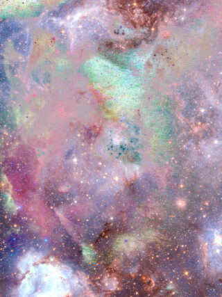 Ein farbenfroher, sternenübersäter Nebel mit Wirbeln aus pastellrosa, grünem, blauem und goldenem Staub und hellen Lichtpunkten, die über die gesamte kosmische Szene verstreut sind.