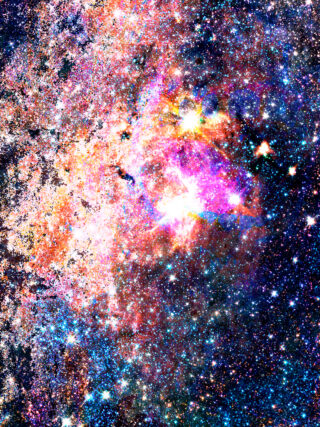 Farbenfrohes, dichtes Sternenfeld mit leuchtend rosa, gelben und blauen Nebeln und leuchtenden Sternen, die über einen kosmischen Hintergrund verstreut sind.