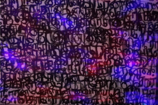 Eine Leinwand, die mit überlappenden schwarzen kalligrafischen Buchstaben und Symbolen bedeckt ist, wobei violette und rote Lichtpunkte dem dunklen, abstrakten Hintergrund Farbe verleihen.