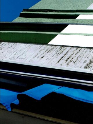 Eine Nahaufnahme der Fassade eines Gebäudes mit grünen und weißen Streifen, fleckigen Oberflächen und einer blauen Markise an der Unterkante.