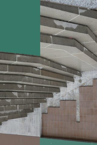 Betontreppen und Fliesenboden werden von oben gezeigt, wobei ein Teil des Bildes digital bearbeitet wurde, um einen grünen Hintergrund und einen gespiegelten Abschnitt für einen abstrakten Effekt anzuzeigen.