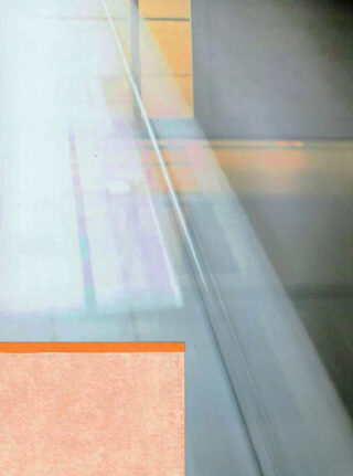 Abstraktes Bild mit verschwommenen geometrischen Formen, weichen Farbverläufen und gedämpften Farben, mit einer orangefarbenen Linie und einem beigen rechteckigen Bereich in der unteren linken Ecke.