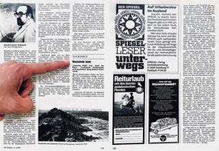 Eine Person zeigt auf einen Abschnitt mit dem Titel „Wochenende Insel“ in einer deutschen Zeitschrift mit Artikeln, Schwarzweißfotos und Anzeigen.