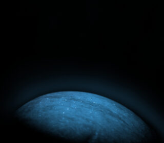 Eine blaue, abgerundete Oberfläche wird vor einem dunklen, fast schwarzen Hintergrund beleuchtet, wobei ein subtiler Schein die Kurve umreißt.