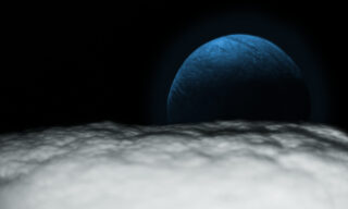 Vor einem schwarzen Hintergrund ist ein blauer Planet über einer wolkenbedeckten Oberfläche teilweise sichtbar.