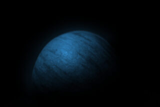 Eine schwach beleuchtete blaue Kugel mit strukturierter Oberfläche erscheint teilweise beleuchtet vor einem schwarzen Hintergrund.