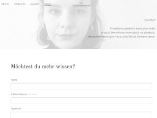 Kontaktseite mit einem Graustufenfoto einer Frau oben, einer Nachricht mit der Aufforderung zur Anfrage und einem Formular, in dem Name, E-Mail-Adresse und eine Nachricht auf Deutsch abgefragt werden.