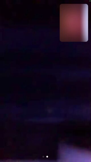 Ein dunkler, verschwommener Bildschirm mit einem kleinen eingefügten Rechteck in der oberen rechten Ecke, das einen unscharfen rötlichen Bereich zeigt.